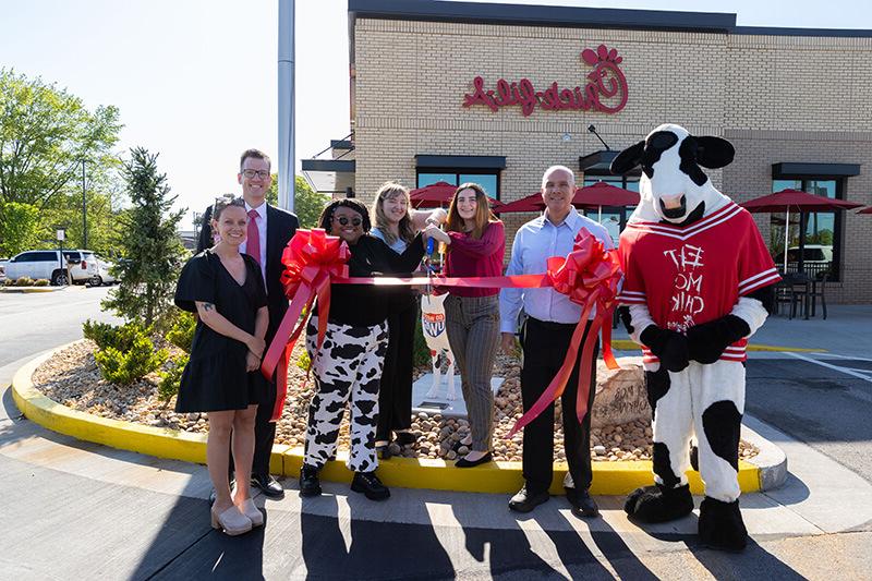 From left to right: David Daniels, Carrollton Chick-fil-A owner/operator; Ilona Kish, 博彩平台推荐 student-artist; Reese Scott, 博彩平台推荐 student-artist; Leah Jackson, 博彩平台推荐 student-artist; Dr. Brendan Kelly, 博彩平台推荐 president; and Brandy Barker, 博彩平台推荐 faculty and executive director for creative services. 